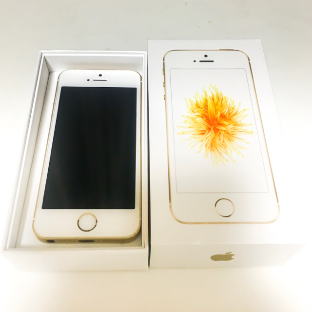 iPhone(アイフォーン)のiPhone SE 32GB SIMフリーモデル Apple スマホ スマホ/家電/カメラのスマートフォン/携帯電話(スマートフォン本体)の商品写真