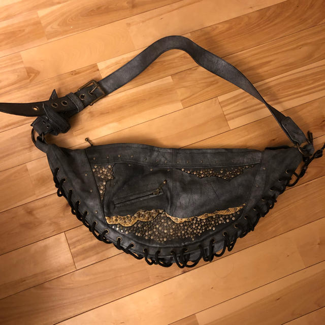 LGB(ルグランブルー)のkmrii ケムリ レザー 蛇 バナナ ショルダーバッグ メンズのバッグ(ショルダーバッグ)の商品写真