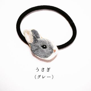 【受注制作】グレーうさぎの刺繍ヘアゴム(ヘアアクセサリー)