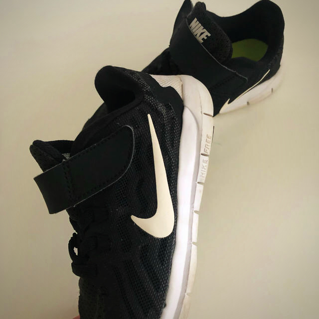 NIKE(ナイキ)のナイキ正規品スニーカー18センチ キッズ/ベビー/マタニティのキッズ靴/シューズ(15cm~)(スニーカー)の商品写真