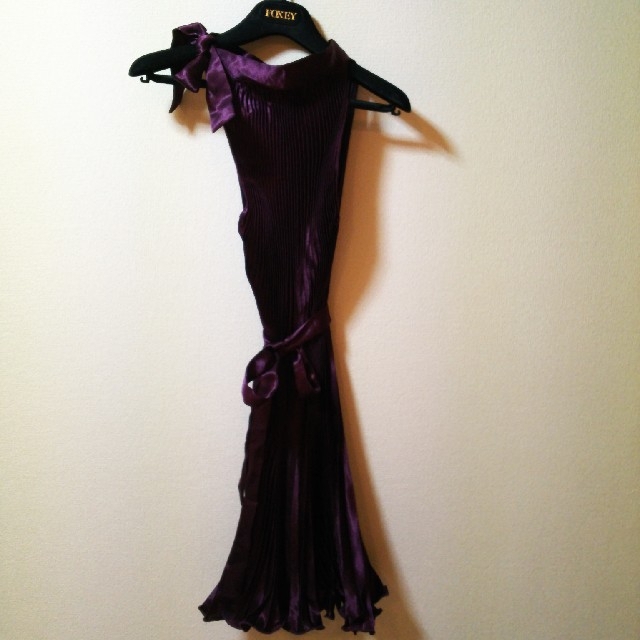 紫のプリーツドレス