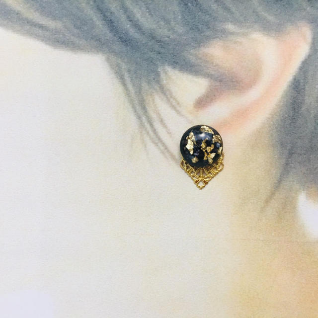 金×黒カボションフレームピアス ハンドメイドのアクセサリー(ピアス)の商品写真
