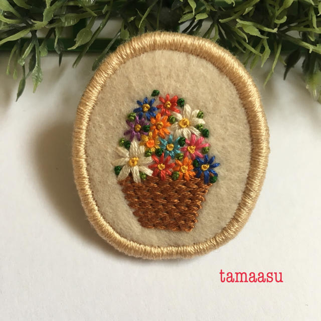 190.お花の刺繍ブローチ✴︎受注製作 ハンドメイドのアクセサリー(コサージュ/ブローチ)の商品写真