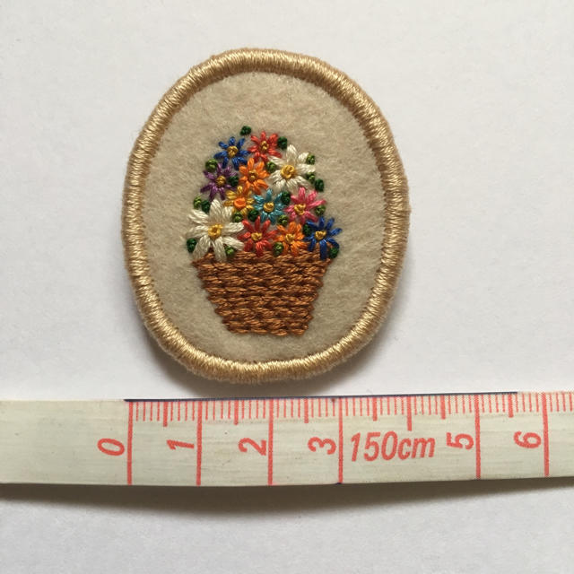 190.お花の刺繍ブローチ✴︎受注製作 ハンドメイドのアクセサリー(コサージュ/ブローチ)の商品写真