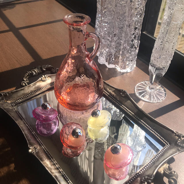 ピンクのガラス 花瓶 インテリア/住まい/日用品のインテリア小物(花瓶)の商品写真
