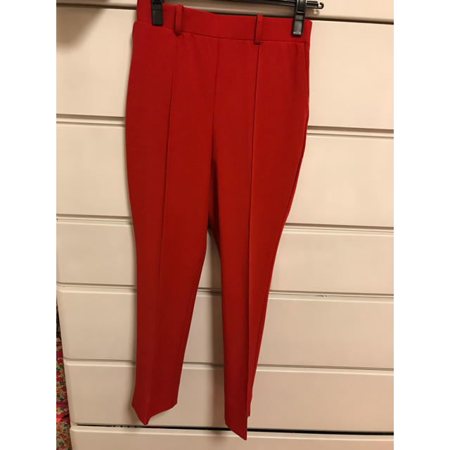 ZARA(ザラ)のDoCLASSE 赤パンツ レディースのパンツ(カジュアルパンツ)の商品写真