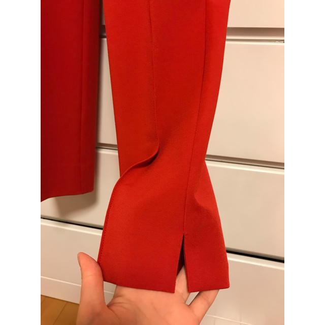 ZARA(ザラ)のDoCLASSE 赤パンツ レディースのパンツ(カジュアルパンツ)の商品写真