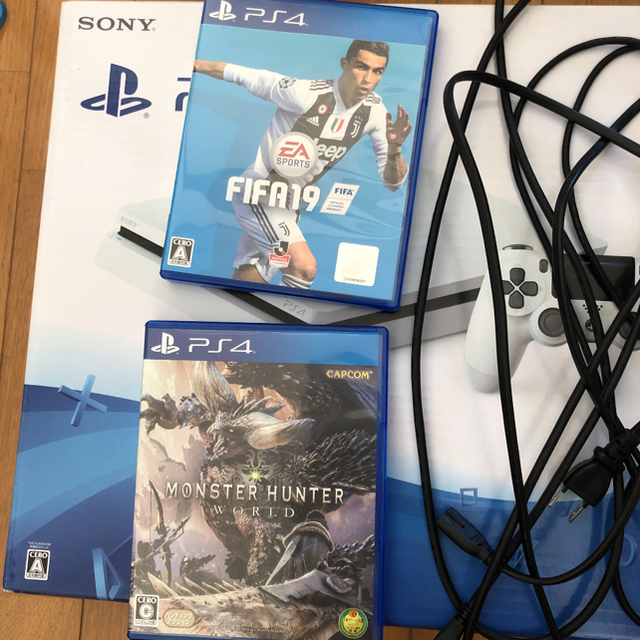 PlayStation4(プレイステーション4)のPS4 CUH-2000A グレイシャーホワイト FIFA19 MHW おまけ エンタメ/ホビーのゲームソフト/ゲーム機本体(家庭用ゲーム機本体)の商品写真