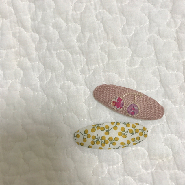 PETIT BATEAU(プチバトー)のcherry&liberty pin set ハンドメイドのキッズ/ベビー(ファッション雑貨)の商品写真