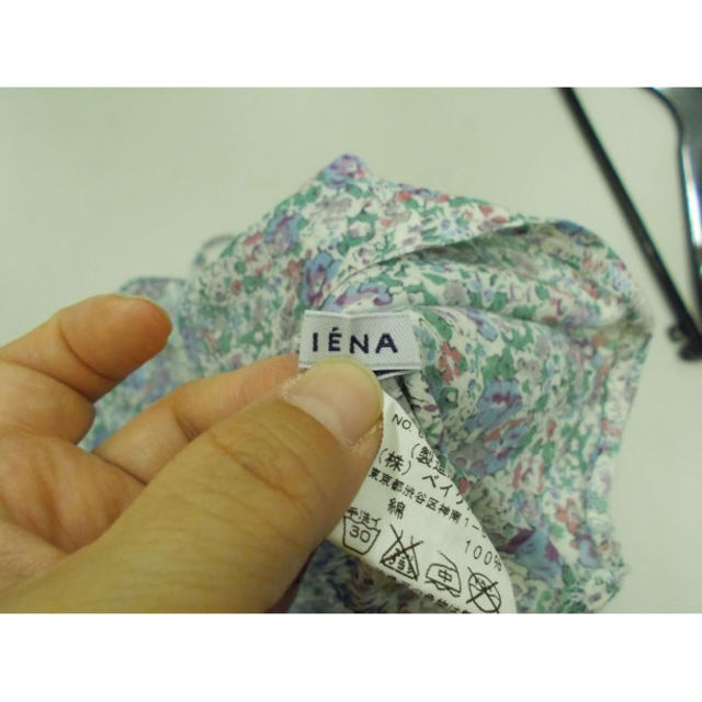 IENA(イエナ)のIENA イエナ 花柄コットンキャミソール ホワイト×水色×パープル レディースのトップス(キャミソール)の商品写真