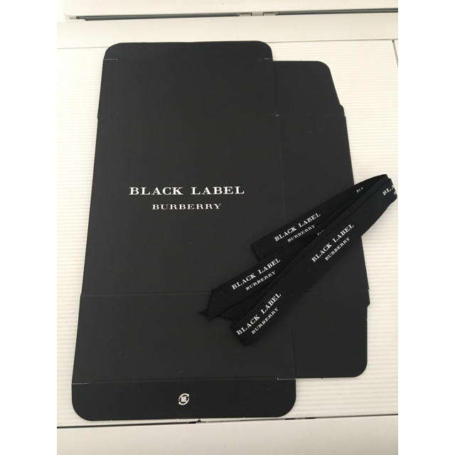 BURBERRY BLACK LABEL(バーバリーブラックレーベル)のバーバリーのネクタイプレゼント用の箱とリボンです！ インテリア/住まい/日用品のオフィス用品(ラッピング/包装)の商品写真