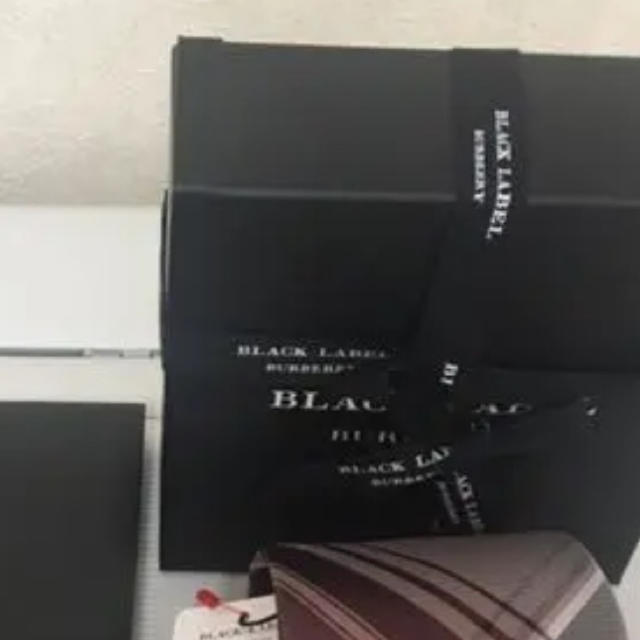 BURBERRY BLACK LABEL(バーバリーブラックレーベル)のバーバリーのネクタイプレゼント用の箱とリボンです！ インテリア/住まい/日用品のオフィス用品(ラッピング/包装)の商品写真