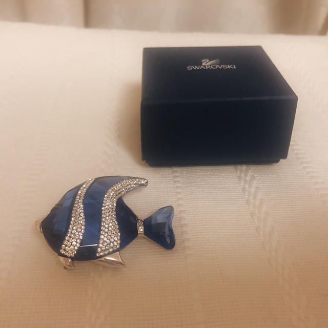 SWAROVSKI(スワロフスキー)のスワロフスキー 魚モチーフ ブローチ レディースのアクセサリー(ブローチ/コサージュ)の商品写真