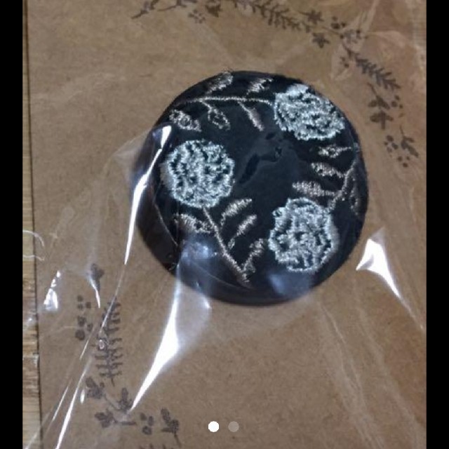 SM2(サマンサモスモス)のsm2新品刺繍ブローチ レディースのアクセサリー(ブローチ/コサージュ)の商品写真