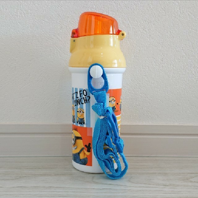 ミニオン(ミニオン)のラスト❗新品 ミニオン プッシュ式 直のみスポーツボトル 480ml キッズ/ベビー/マタニティの授乳/お食事用品(水筒)の商品写真