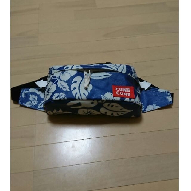 CUNE(キューン)のcune 定番 アロハボディバック 青 メンズのバッグ(ボディーバッグ)の商品写真