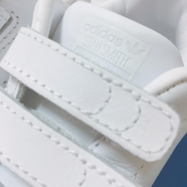 adidas(アディダス)の【新品 未使用】adidas スタンスミス  ベルクロ スニーカー   キッズ/ベビー/マタニティのベビー靴/シューズ(~14cm)(スニーカー)の商品写真