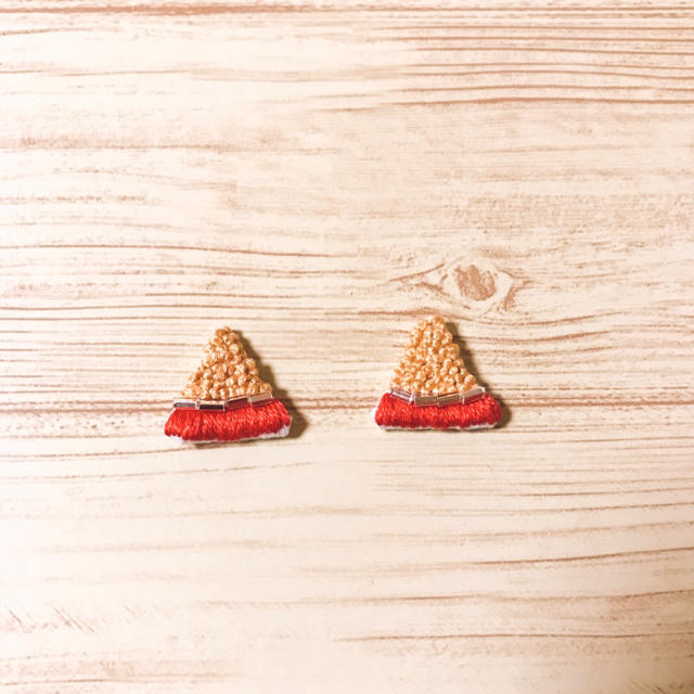 KBF(ケービーエフ)の19.刺繍ピアス.イヤリング○●ハンドメイド ハンドメイドのアクセサリー(イヤリング)の商品写真