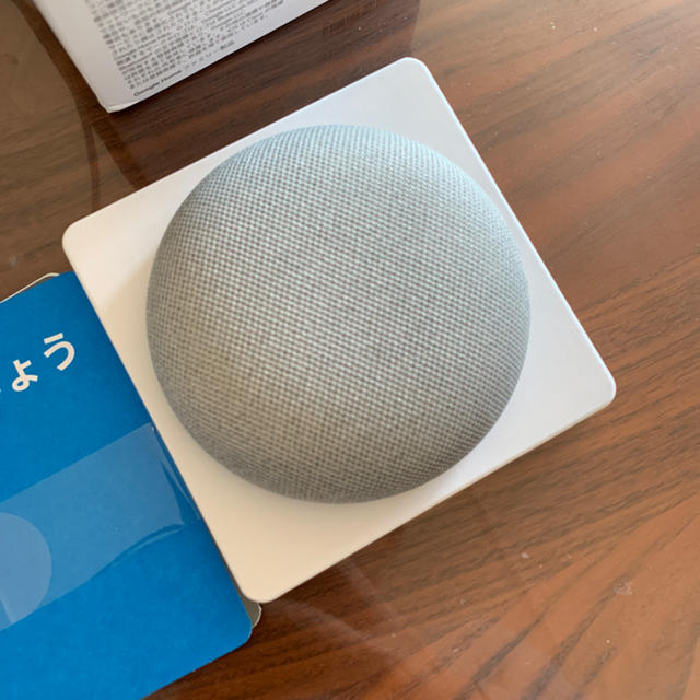 ANDROID(アンドロイド)の美品 Google Home Mini チョーク スマホ/家電/カメラのオーディオ機器(スピーカー)の商品写真