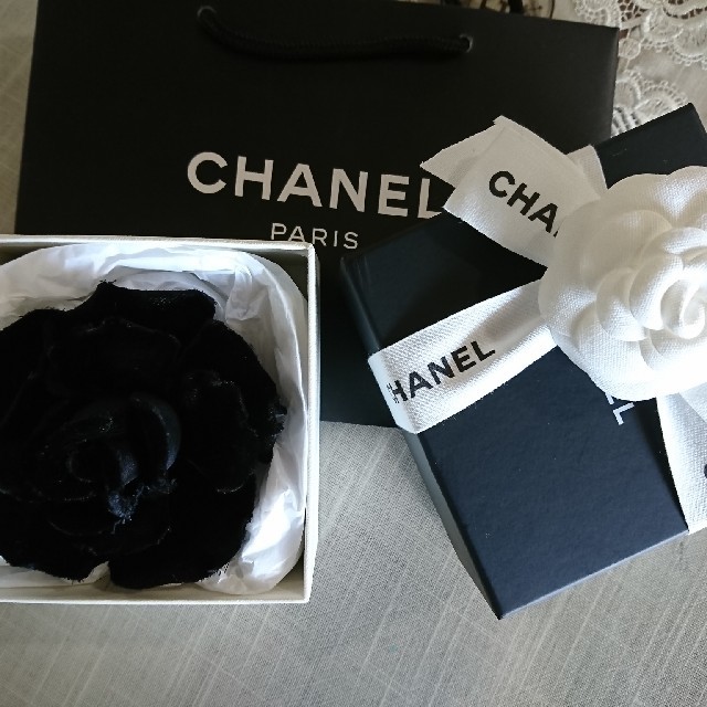 CHANEL(シャネル)のシャネル ブラックコサージュ  レディースのアクセサリー(ブローチ/コサージュ)の商品写真