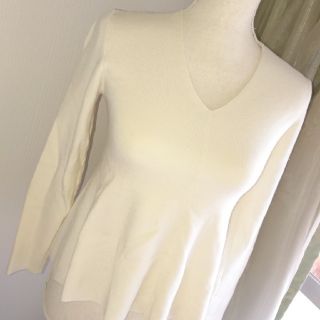 ルメール(LEMAIRE)のUNIQLO & LEMAIRE コラボニット 白 Vネック(ニット/セーター)