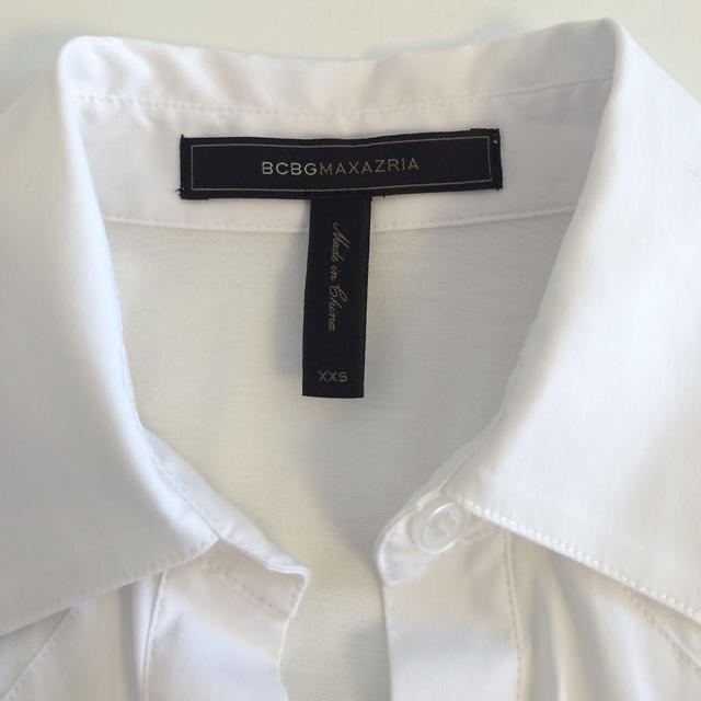 BCBGMAXAZRIA(ビーシービージーマックスアズリア)のBCBG シャツ 白 レディースのトップス(シャツ/ブラウス(半袖/袖なし))の商品写真