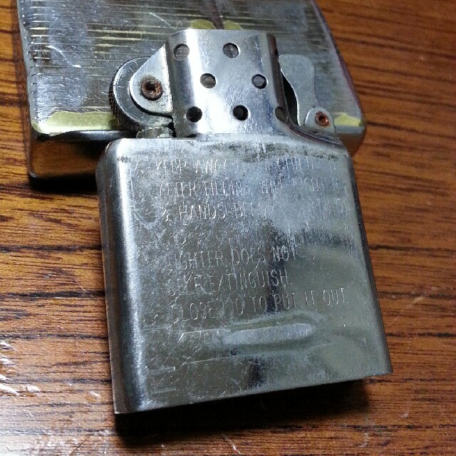 ZIPPO(ジッポー)の2001年製 ドンガラ状態 ジャンク品インサイドユニット メンズのファッション小物(タバコグッズ)の商品写真