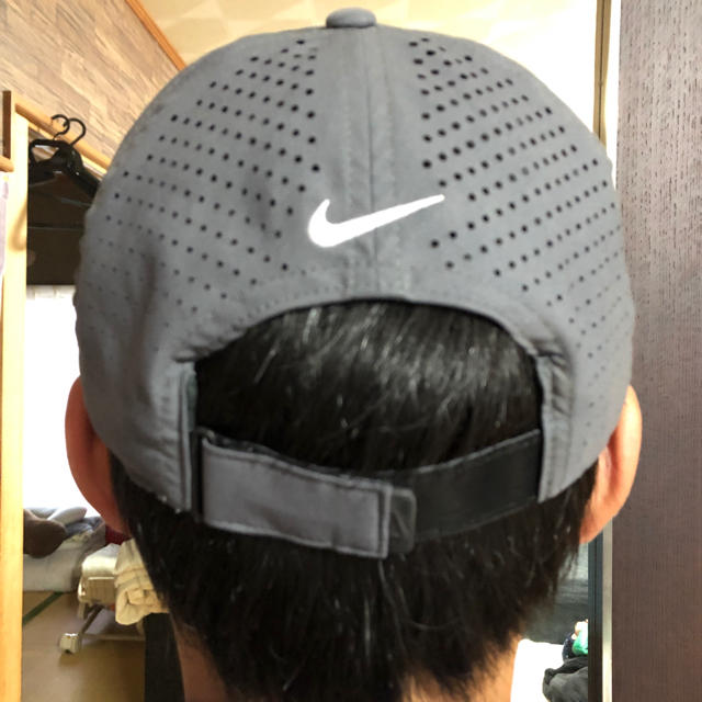 NIKE(ナイキ)のナイキ スポーツキャップ グレー 人気 超美品 メンズの帽子(キャップ)の商品写真