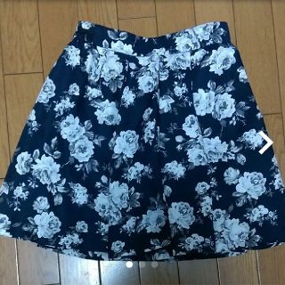 イング(INGNI)の【ばぶるがむ様専用】イング　花柄スカート　紺　Mサイズ(ひざ丈スカート)