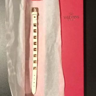 ヴァレンティノ(VALENTINO)のVALENTINO ヴァレンティノ ホワイトブレスレット スタッズ(ブレスレット/バングル)