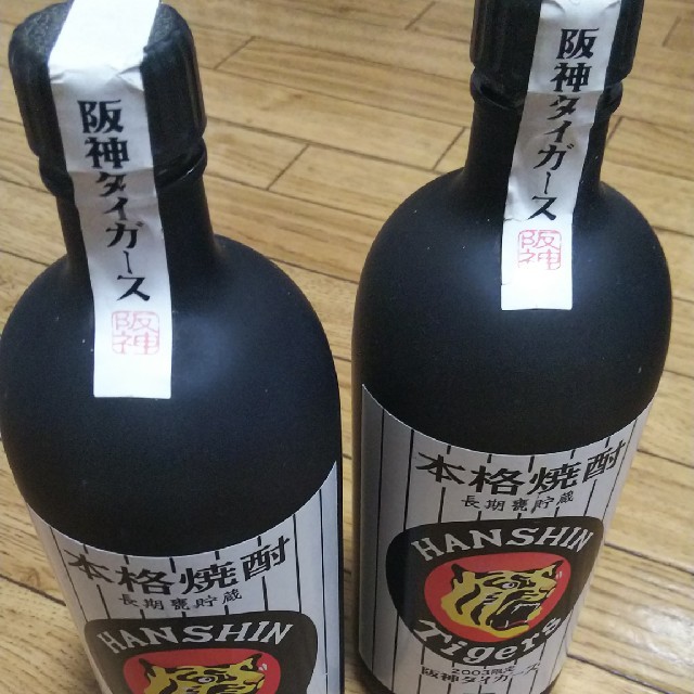 阪神タイガース(ハンシンタイガース)の阪神タイガース 2003年限定 未開封 本格焼酎720ml 麦、芋 食品/飲料/酒の酒(焼酎)の商品写真