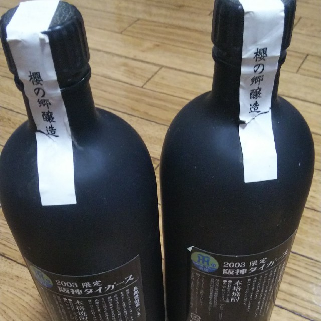 阪神タイガース(ハンシンタイガース)の阪神タイガース 2003年限定 未開封 本格焼酎720ml 麦、芋 食品/飲料/酒の酒(焼酎)の商品写真