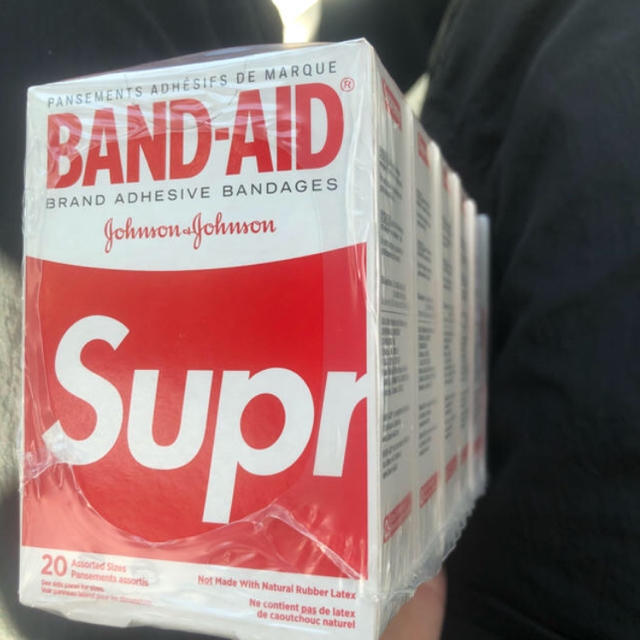 Supreme(シュプリーム)のsupreme band aid バンドエイド インテリア/住まい/日用品の日用品/生活雑貨/旅行(日用品/生活雑貨)の商品写真