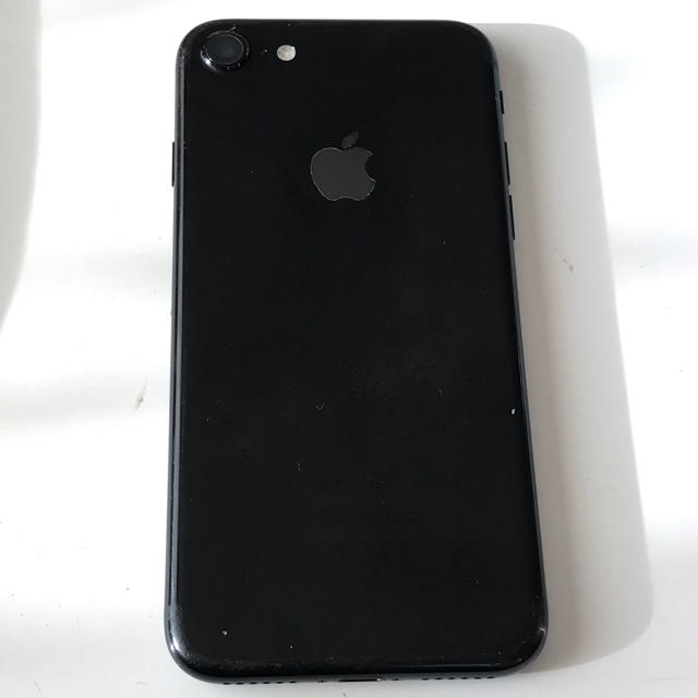 Apple(アップル)のiPhone 7 Jet Black 128 GB docomo ジャンク品 スマホ/家電/カメラのスマートフォン/携帯電話(スマートフォン本体)の商品写真