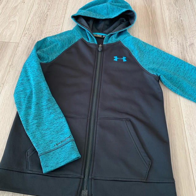 UNDER ARMOUR(アンダーアーマー)のアンダーアーマーパーカーYXL キッズ/ベビー/マタニティのキッズ服男の子用(90cm~)(ジャケット/上着)の商品写真