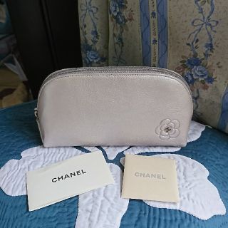 シャネル(CHANEL)の未使用☆可愛いカメリア☆CHANEL☆シルバー☆ポーチ☆(ポーチ)