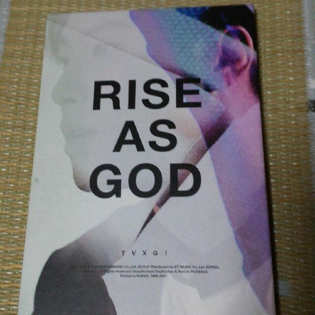 東方神起　RISE  AS  GOD　(CD無し) エンタメ/ホビーのタレントグッズ(アイドルグッズ)の商品写真