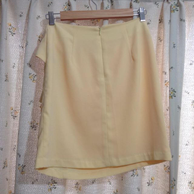 イエロースカート レディースのスカート(ひざ丈スカート)の商品写真