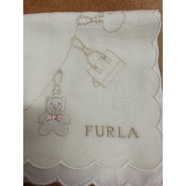 Furla(フルラ)の新品未使用💕FURLA 金糸刺繍のハンカチ かわいいです レディースのファッション小物(ハンカチ)の商品写真