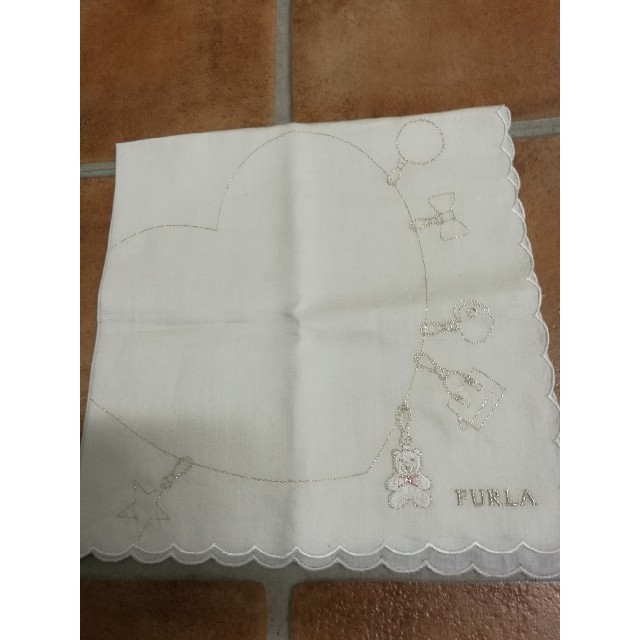 Furla(フルラ)の新品未使用💕FURLA 金糸刺繍のハンカチ かわいいです レディースのファッション小物(ハンカチ)の商品写真