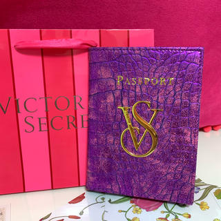 ヴィクトリアズシークレット(Victoria's Secret)のVictoria’s Secret 「新品」紫鰐柄パスポートケース(名刺入れ/定期入れ)