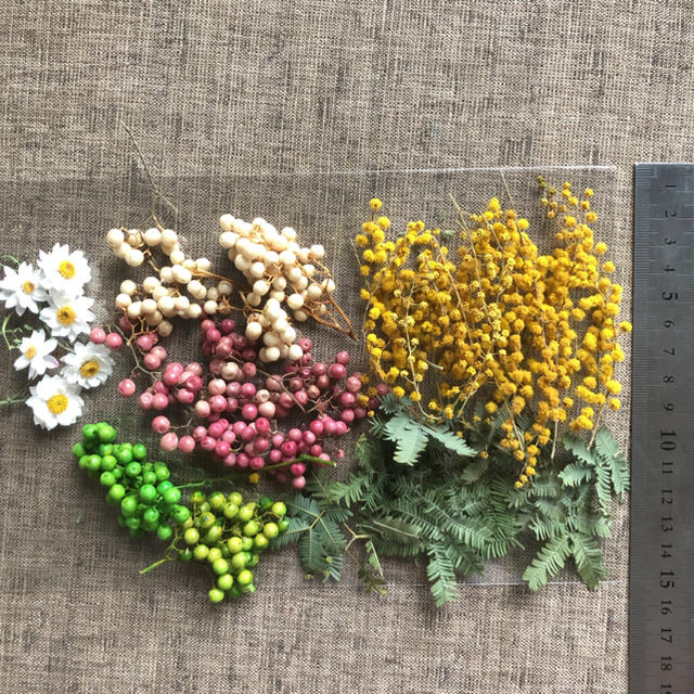 ペッパーベリー3色とミモザのドライフラワーと花かんざしセット ハンドメイドのフラワー/ガーデン(ドライフラワー)の商品写真