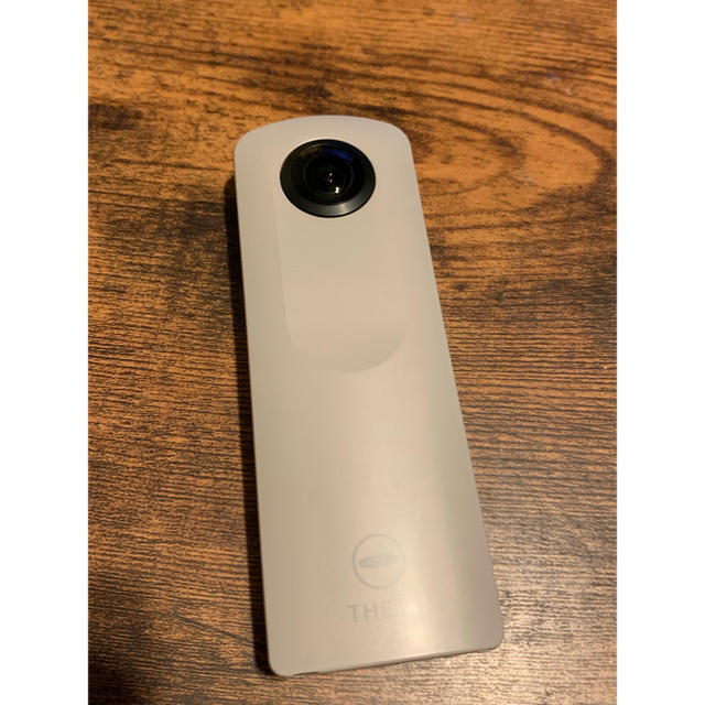 RICOH(リコー)のRICOH THETA SC ベージュ スマホ/家電/カメラのカメラ(コンパクトデジタルカメラ)の商品写真