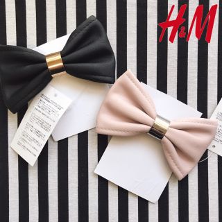 エイチアンドエム(H&M)の【2点】新品 H&M 黒×くすみピンク りぼん バレッタ ヘアクリップ 人工皮革(バレッタ/ヘアクリップ)