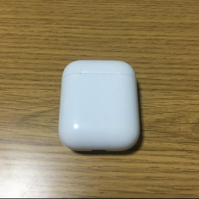 Apple(アップル)のairpods 充電ケースのみ スマホ/家電/カメラのスマートフォン/携帯電話(バッテリー/充電器)の商品写真