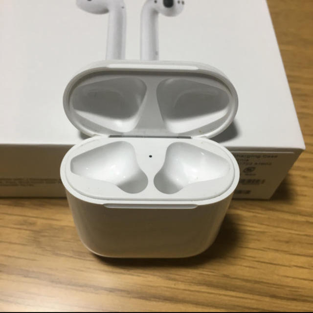 Apple(アップル)のairpods 充電ケースのみ スマホ/家電/カメラのスマートフォン/携帯電話(バッテリー/充電器)の商品写真