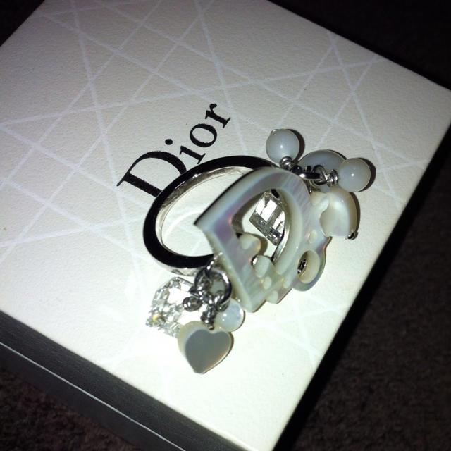 Dior(ディオール)のDior Whiteシェル☆リング　 レディースのアクセサリー(リング(指輪))の商品写真