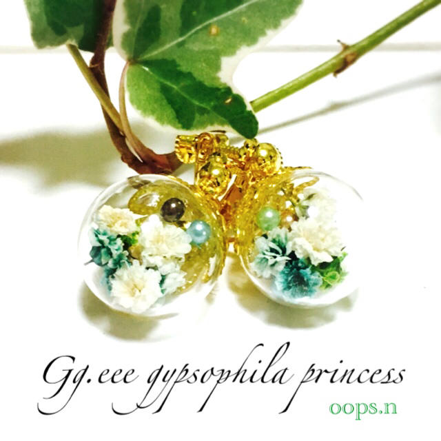 Gg.e かすみ草 パール ガラスドーム 緑 イヤリング 本物の花華 グリーン