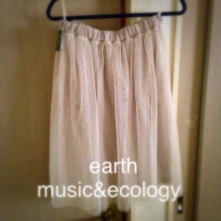 アースミュージックアンドエコロジー(earth music & ecology)のチュールスカート新品未使用ベージュ(ひざ丈スカート)