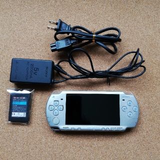 プレイステーションポータブル(PlayStation Portable)のPSP2000　シルバージャンク品　新品バッテリー付き(携帯用ゲーム機本体)